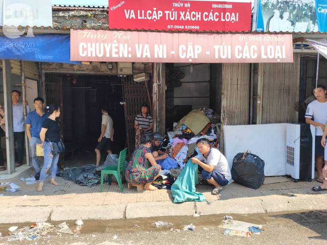 Hà Nội: Cháy chợ Tó ở Đông Anh, hàng trăm tiểu thương hoảng loạn sơ tán của cải - 4 Hà Nội: Cháy chợ Tó ở Đông Anh, hàng trăm tiểu thương hoảng loạn sơ tán của cải - 4