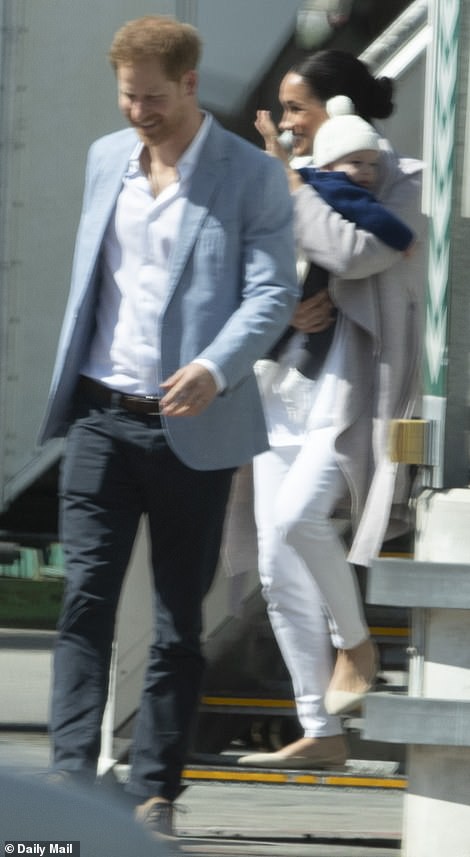 Meghan Markle bế con trai xuất hiện tại sân bay, bắt đầu chuyến công du, 'ghi điểm' tuyệt đối nhờ hành động tinh tế Meghan Markle bế con trai xuất hiện tại sân bay, bắt đầu chuyến công du, 'ghi điểm' tuyệt đối nhờ hành động tinh tế