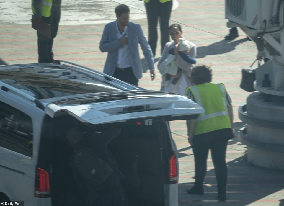 Meghan Markle bế con trai xuất hiện tại sân bay, bắt đầu chuyến công du, 'ghi điểm' tuyệt đối nhờ hành động tinh tế - 1 Meghan Markle bế con trai xuất hiện tại sân bay, bắt đầu chuyến công du, 'ghi điểm' tuyệt đối nhờ hành động tinh tế - 1