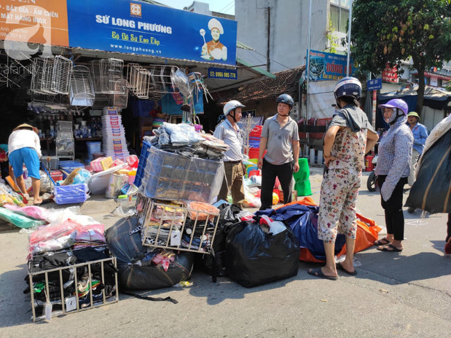 Hà Nội: Cháy chợ Tó ở Đông Anh, hàng trăm tiểu thương hoảng loạn sơ tán của cải - 6 Hà Nội: Cháy chợ Tó ở Đông Anh, hàng trăm tiểu thương hoảng loạn sơ tán của cải - 6