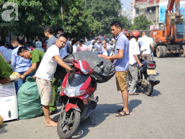 Hà Nội: Cháy chợ Tó ở Đông Anh, hàng trăm tiểu thương hoảng loạn sơ tán của cải - 8 Hà Nội: Cháy chợ Tó ở Đông Anh, hàng trăm tiểu thương hoảng loạn sơ tán của cải - 8