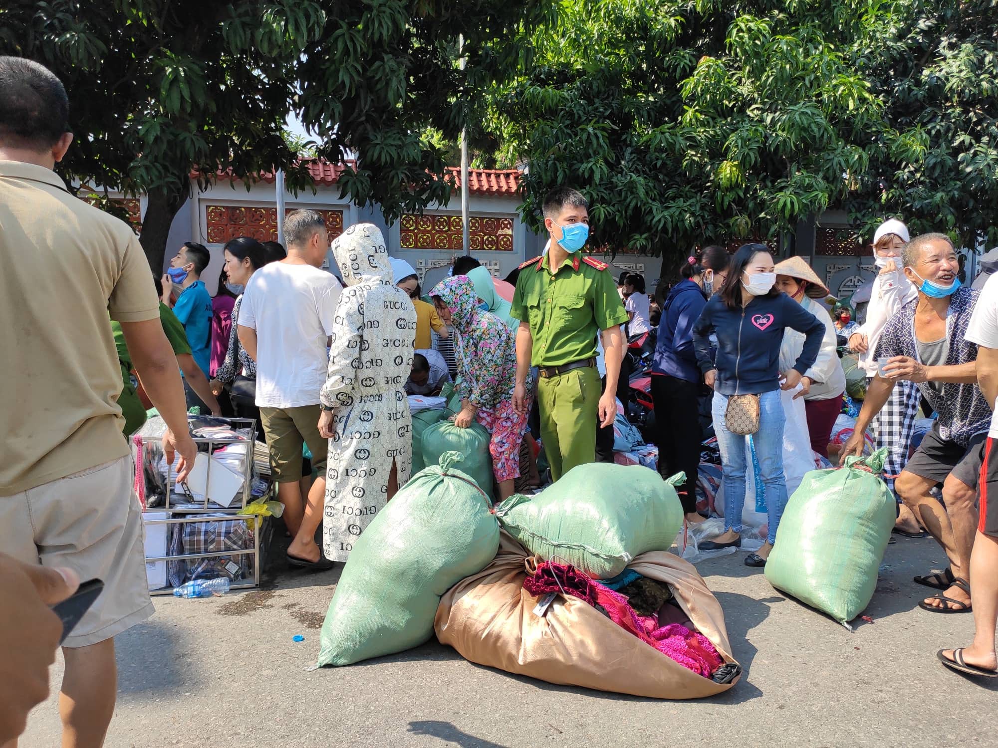 Hà Nội: Cháy chợ Tó ở Đông Anh, hàng trăm tiểu thương hoảng loạn sơ tán của cải - 9 Hà Nội: Cháy chợ Tó ở Đông Anh, hàng trăm tiểu thương hoảng loạn sơ tán của cải - 9