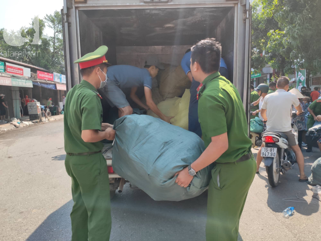 Hà Nội: Cháy chợ Tó ở Đông Anh, hàng trăm tiểu thương hoảng loạn sơ tán của cải - 11 Hà Nội: Cháy chợ Tó ở Đông Anh, hàng trăm tiểu thương hoảng loạn sơ tán của cải - 11