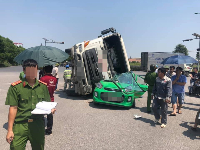 Xe bồn lật nhào đè bẹp taxi, điều kỳ diệu xảy ra khi khu ghế lái vẫn nguyên vẹn - 1 Xe bồn lật nhào đè bẹp taxi, điều kỳ diệu xảy ra khi khu ghế lái vẫn nguyên vẹn - 1