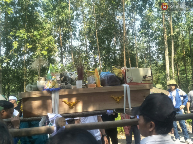 Lặng người trước hình ảnh chiếc bánh ngọt nằm trên linh cữu bé trai tử vong cùng mẹ và em gái: 'Thằng bé ra đi đúng vào ngày sinh nhật' - 1 Lặng người trước hình ảnh chiếc bánh ngọt nằm trên linh cữu bé trai tử vong cùng mẹ và em gái: 'Thằng bé ra đi đúng vào ngày sinh nhật' - 1