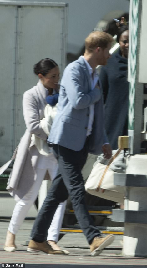 Meghan Markle bế con trai xuất hiện tại sân bay, bắt đầu chuyến công du, 'ghi điểm' tuyệt đối nhờ hành động tinh tế - 3 Meghan Markle bế con trai xuất hiện tại sân bay, bắt đầu chuyến công du, 'ghi điểm' tuyệt đối nhờ hành động tinh tế - 3
