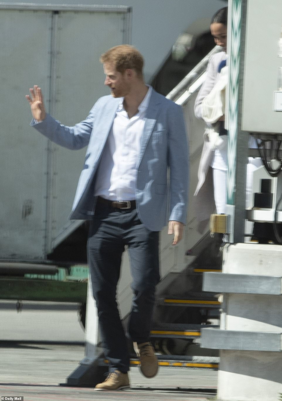 Meghan Markle bế con trai xuất hiện tại sân bay, bắt đầu chuyến công du, 'ghi điểm' tuyệt đối nhờ hành động tinh tế - 4 Meghan Markle bế con trai xuất hiện tại sân bay, bắt đầu chuyến công du, 'ghi điểm' tuyệt đối nhờ hành động tinh tế - 4