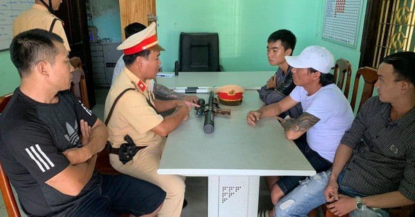 Nhóm người xe ô tô 7 chỗ rút súng dọa bắn cả xe khách vì không cho vượt Nhóm người xe ô tô 7 chỗ rút súng dọa bắn cả xe khách vì không cho vượt