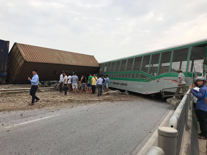 4 toa tàu hàng lật ra quốc lộ sau va chạm kinh hoàng với xe tải ở Nghệ An - 2 4 toa tàu hàng lật ra quốc lộ sau va chạm kinh hoàng với xe tải ở Nghệ An - 2