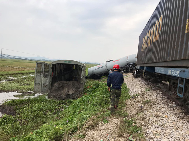 4 toa tàu hàng lật ra quốc lộ sau va chạm kinh hoàng với xe tải ở Nghệ An - 1 4 toa tàu hàng lật ra quốc lộ sau va chạm kinh hoàng với xe tải ở Nghệ An - 1