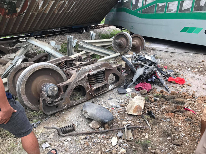 4 toa tàu hàng lật ra quốc lộ sau va chạm kinh hoàng với xe tải ở Nghệ An - 4 4 toa tàu hàng lật ra quốc lộ sau va chạm kinh hoàng với xe tải ở Nghệ An - 4