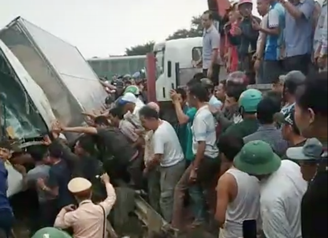 4 toa tàu hàng lật ra quốc lộ sau va chạm kinh hoàng với xe tải ở Nghệ An - 3 4 toa tàu hàng lật ra quốc lộ sau va chạm kinh hoàng với xe tải ở Nghệ An - 3