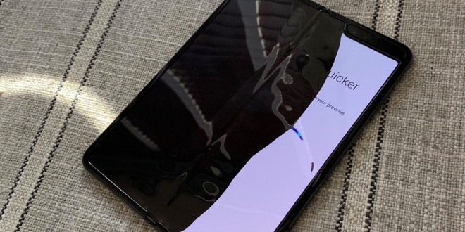 Galaxy Fold cực kỳ 'mong manh', dùng móng tay cào nhẹ cũng khiến màn hình bị hư hỏng Galaxy Fold cực kỳ 'mong manh', dùng móng tay cào nhẹ cũng khiến màn hình bị hư hỏng