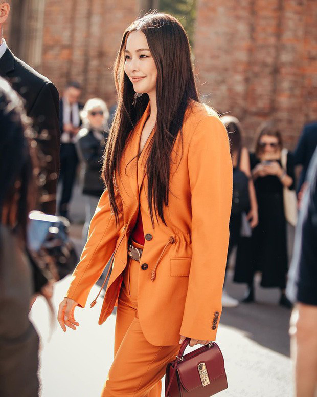 Style đời thường của Hoa hậu Hàn đẹp nhất thế giới: Chẳng ăn vận lồng lộn, cứ lên đồ đơn giản cho đời thanh thản Style đời thường của Hoa hậu Hàn đẹp nhất thế giới: Chẳng ăn vận lồng lộn, cứ lên đồ đơn giản cho đời thanh thản