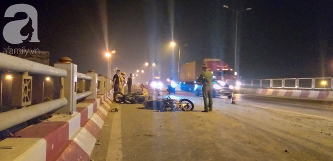 Hà Nội: Xe bồn nổ lốp lao vào dải phân cách trên cầu Thanh Trì khiến 4 người đi xe máy bị thương - 1 Hà Nội: Xe bồn nổ lốp lao vào dải phân cách trên cầu Thanh Trì khiến 4 người đi xe máy bị thương - 1
