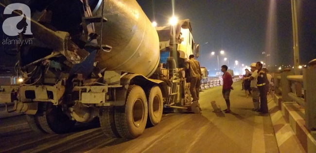 Hà Nội: Xe bồn nổ lốp lao vào dải phân cách trên cầu Thanh Trì khiến 4 người đi xe máy bị thương - 2 Hà Nội: Xe bồn nổ lốp lao vào dải phân cách trên cầu Thanh Trì khiến 4 người đi xe máy bị thương - 2