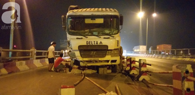 Hà Nội: Xe bồn nổ lốp lao vào dải phân cách trên cầu Thanh Trì khiến 4 người đi xe máy bị thương - 3 Hà Nội: Xe bồn nổ lốp lao vào dải phân cách trên cầu Thanh Trì khiến 4 người đi xe máy bị thương - 3