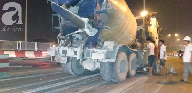 Hà Nội: Xe bồn nổ lốp lao vào dải phân cách trên cầu Thanh Trì khiến 4 người đi xe máy bị thương - 6 Hà Nội: Xe bồn nổ lốp lao vào dải phân cách trên cầu Thanh Trì khiến 4 người đi xe máy bị thương - 6