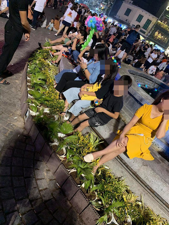 Bức xúc hình ảnh hàng chục người ngồi bên đài phun nước phố đi bộ Hồ Gươm, thản nhiên đạp chân thẳng lên hàng hoa trang trí Bức xúc hình ảnh hàng chục người ngồi bên đài phun nước phố đi bộ Hồ Gươm, thản nhiên đạp chân thẳng lên hàng hoa trang trí