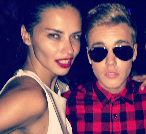 Dàn 15 bóng hồng đi qua đời Justin Bieber: Selena chưa phải sexy nhất, từ 'nàng thơ Sơn Tùng' đến siêu mẫu đều cực phẩm - 11 Dàn 15 bóng hồng đi qua đời Justin Bieber: Selena chưa phải sexy nhất, từ 'nàng thơ Sơn Tùng' đến siêu mẫu đều cực phẩm - 11