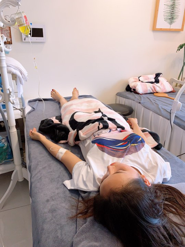 Hoa khôi bị 'ném đá' vì hôn bạn diễn trong show hẹn hò phải đi truyền nước vì quá stress - 3 Hoa khôi bị 'ném đá' vì hôn bạn diễn trong show hẹn hò phải đi truyền nước vì quá stress - 3