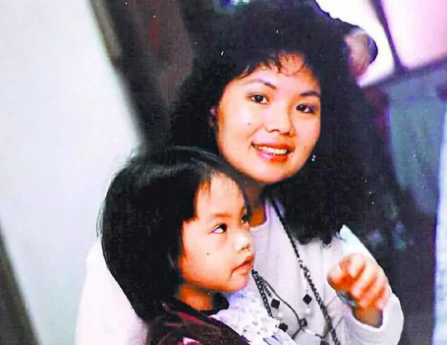 'Giáo chủ khả ái' Dương Thừa Lâm: Cấp 3 phải bỏ học để trả nợ cho bố, trải qua 3 mối tình thất bại, cuối cùng cũng có cái kết viên mãn bên cạnh Lý Vinh Hạo 'Giáo chủ khả ái' Dương Thừa Lâm: Cấp 3 phải bỏ học để trả nợ cho bố, trải qua 3 mối tình thất bại, cuối cùng cũng có cái kết viên mãn bên cạnh Lý Vinh Hạo
