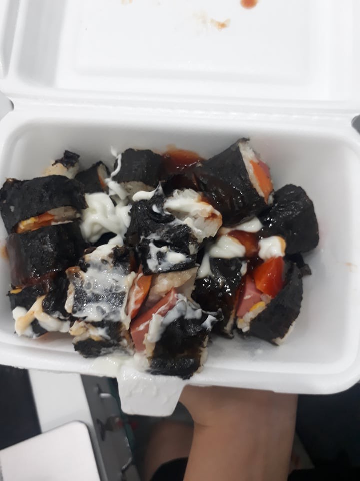 Mua hộp kimbap lúc cuối ngày nhận về đồ sống sượng, cô nàng phản ánh thì chủ quán tuyên bố đặt app được giảm giá chả thế - 1 Mua hộp kimbap lúc cuối ngày nhận về đồ sống sượng, cô nàng phản ánh thì chủ quán tuyên bố đặt app được giảm giá chả thế - 1
