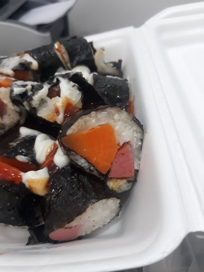 Mua hộp kimbap lúc cuối ngày nhận về đồ sống sượng, cô nàng phản ánh thì chủ quán tuyên bố đặt app được giảm giá chả thế - 3 Mua hộp kimbap lúc cuối ngày nhận về đồ sống sượng, cô nàng phản ánh thì chủ quán tuyên bố đặt app được giảm giá chả thế - 3