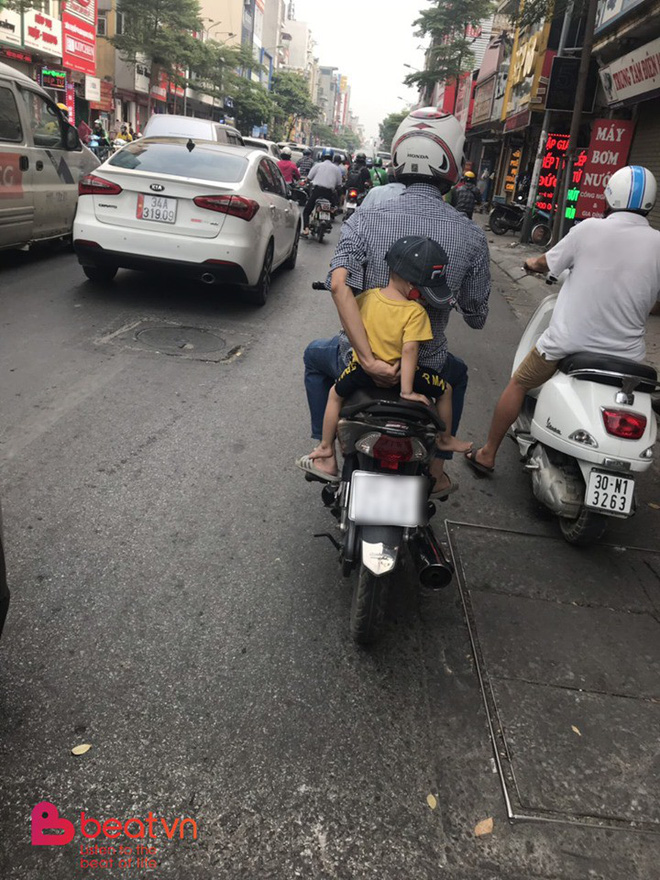 Ông bố đèo con đi viện và hành động của người đi đường khiến tất cả xúc động hơn Ông bố đèo con đi viện và hành động của người đi đường khiến tất cả xúc động hơn