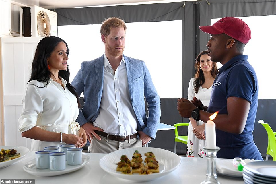 Meghan Markle xuất hiện sau khi khởi kiện báo Anh, tái hợp với chồng trong ngày cuối của chuyến công du, tiếp tục 'mất điểm' với vẻ ngoài kém sang - 2 Meghan Markle xuất hiện sau khi khởi kiện báo Anh, tái hợp với chồng trong ngày cuối của chuyến công du, tiếp tục 'mất điểm' với vẻ ngoài kém sang - 2