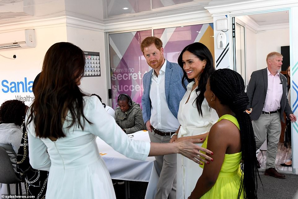 Meghan Markle xuất hiện sau khi khởi kiện báo Anh, tái hợp với chồng trong ngày cuối của chuyến công du, tiếp tục 'mất điểm' với vẻ ngoài kém sang - 3 Meghan Markle xuất hiện sau khi khởi kiện báo Anh, tái hợp với chồng trong ngày cuối của chuyến công du, tiếp tục 'mất điểm' với vẻ ngoài kém sang - 3