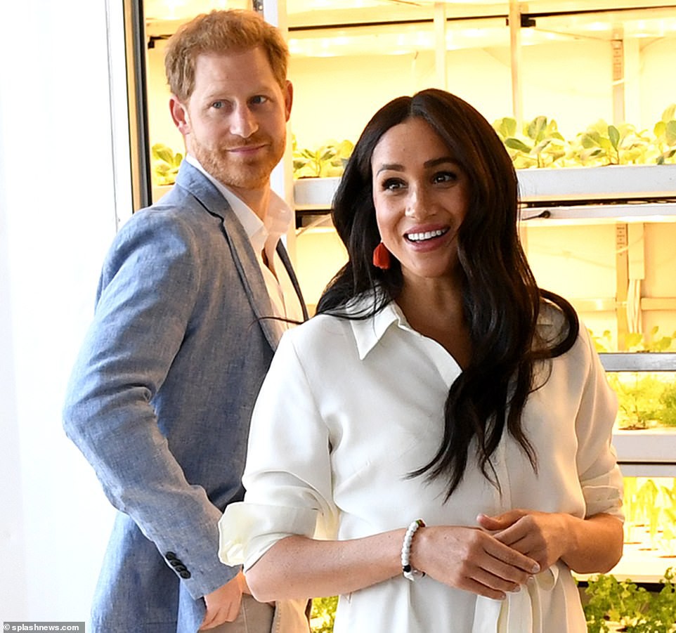 Meghan Markle xuất hiện sau khi khởi kiện báo Anh, tái hợp với chồng trong ngày cuối của chuyến công du, tiếp tục 'mất điểm' với vẻ ngoài kém sang - 4 Meghan Markle xuất hiện sau khi khởi kiện báo Anh, tái hợp với chồng trong ngày cuối của chuyến công du, tiếp tục 'mất điểm' với vẻ ngoài kém sang - 4