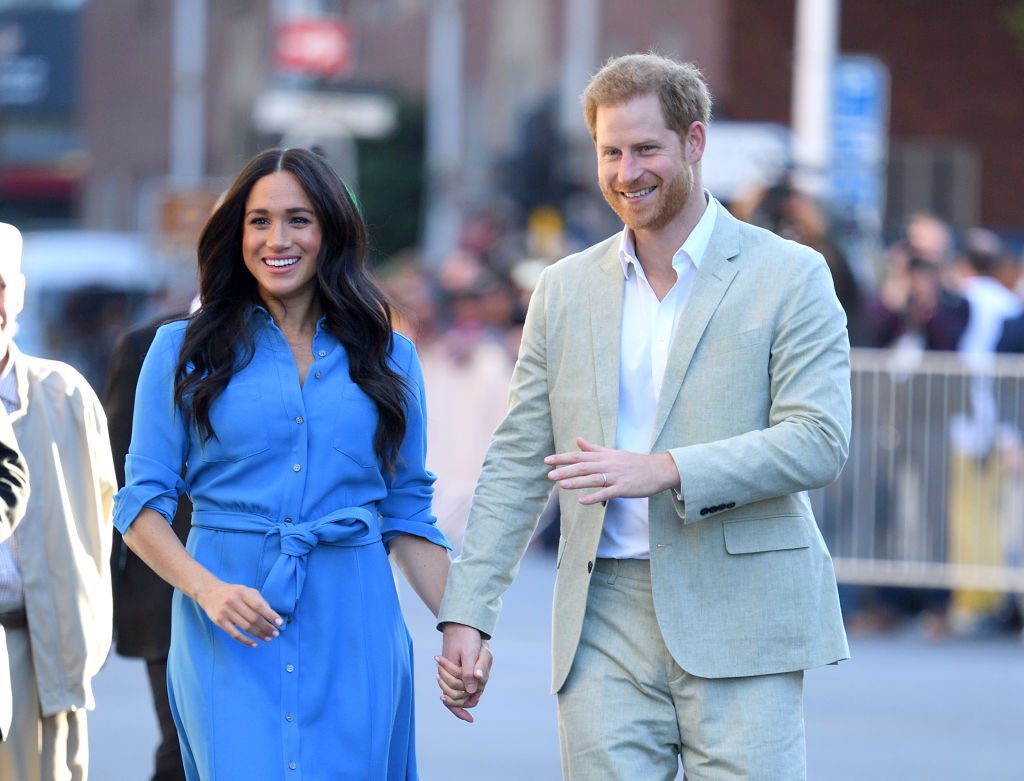 Meghan Markle xuất hiện sau khi khởi kiện báo Anh, tái hợp với chồng trong ngày cuối của chuyến công du, tiếp tục 'mất điểm' với vẻ ngoài kém sang - 5 Meghan Markle xuất hiện sau khi khởi kiện báo Anh, tái hợp với chồng trong ngày cuối của chuyến công du, tiếp tục 'mất điểm' với vẻ ngoài kém sang - 5