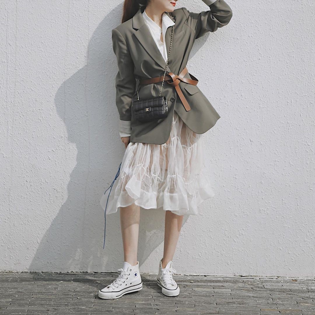 Cứ cho là giày sneakers mix kiểu gì cũng ổn đi, nhưng bạn sao có thể làm ngơ trước 4 cách diện đẹp mê này - 9 Cứ cho là giày sneakers mix kiểu gì cũng ổn đi, nhưng bạn sao có thể làm ngơ trước 4 cách diện đẹp mê này - 9