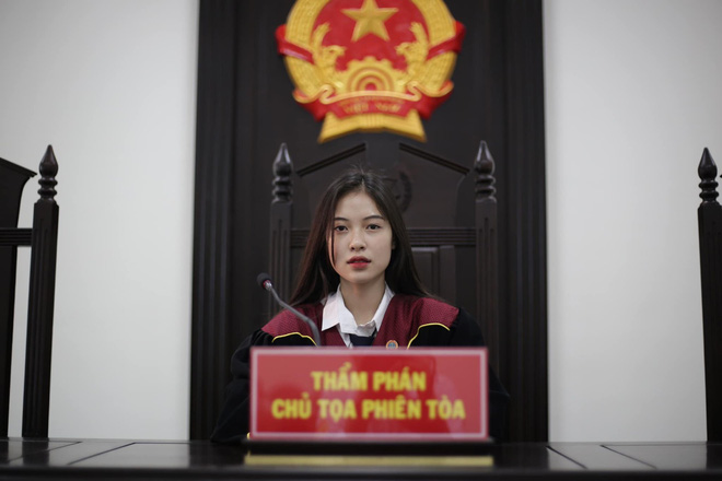 Nữ sinh 1999 ngồi trên ghế chủ toạ với vai trò Thẩm phán khiến dân tình xôn xao vì vừa xinh xắn vừa quá đỗi tài năng Nữ sinh 1999 ngồi trên ghế chủ toạ với vai trò Thẩm phán khiến dân tình xôn xao vì vừa xinh xắn vừa quá đỗi tài năng