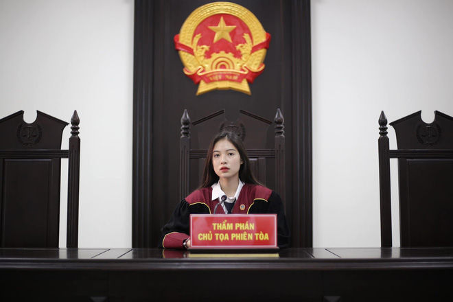 Nữ sinh 1999 ngồi trên ghế chủ toạ với vai trò Thẩm phán khiến dân tình xôn xao vì vừa xinh xắn vừa quá đỗi tài năng - 1 Nữ sinh 1999 ngồi trên ghế chủ toạ với vai trò Thẩm phán khiến dân tình xôn xao vì vừa xinh xắn vừa quá đỗi tài năng - 1