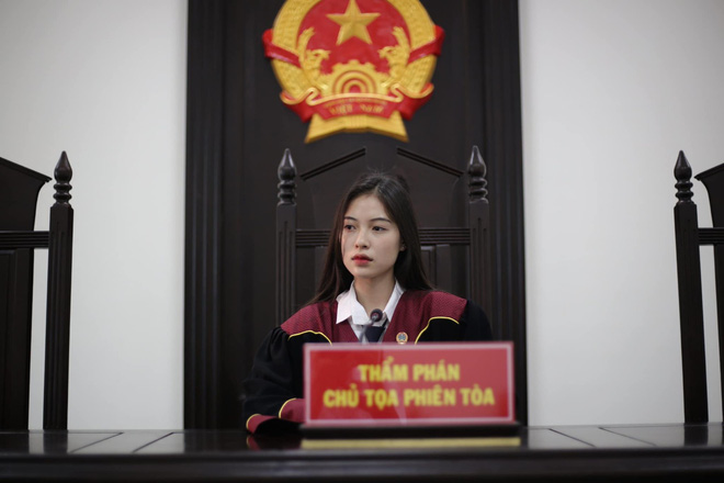 Nữ sinh 1999 ngồi trên ghế chủ toạ với vai trò Thẩm phán khiến dân tình xôn xao vì vừa xinh xắn vừa quá đỗi tài năng - 2 Nữ sinh 1999 ngồi trên ghế chủ toạ với vai trò Thẩm phán khiến dân tình xôn xao vì vừa xinh xắn vừa quá đỗi tài năng - 2