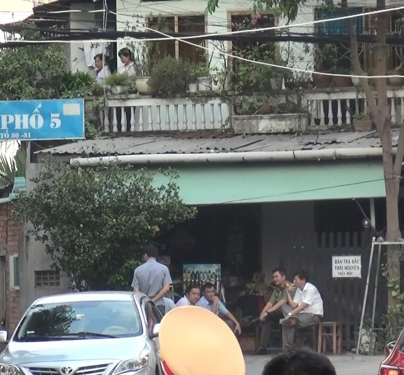 Khám ngôi nhà nghi có liên quan vụ nổ tại Cục Thuế Bình Dương - 5 Khám ngôi nhà nghi có liên quan vụ nổ tại Cục Thuế Bình Dương - 5