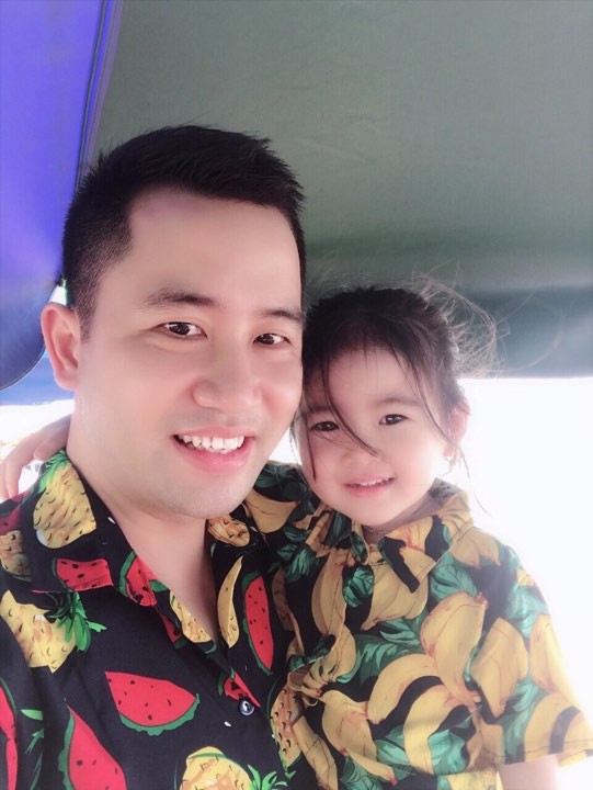 Ông bố trẻ dạy con gái 3 tuổi sau khi về nhà chồng: 'Không biết thức ăn nhiều ít ra sao, con cứ đổ 8 thìa muối vào cho bố' Ông bố trẻ dạy con gái 3 tuổi sau khi về nhà chồng: 'Không biết thức ăn nhiều ít ra sao, con cứ đổ 8 thìa muối vào cho bố'
