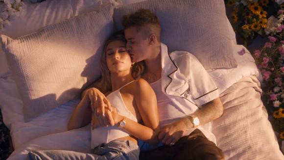 Vừa qua 'hôn lễ thế kỷ', Justin Bieber và vợ đã tung ngay bộ ảnh 'nóng' đến ngộp thở - 5 Vừa qua 'hôn lễ thế kỷ', Justin Bieber và vợ đã tung ngay bộ ảnh 'nóng' đến ngộp thở - 5