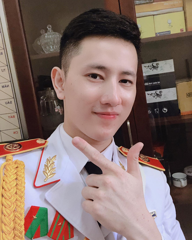 9X mặc đồ cảnh vệ bất ngờ được chú ý trên mạng - 1 9X mặc đồ cảnh vệ bất ngờ được chú ý trên mạng - 1
