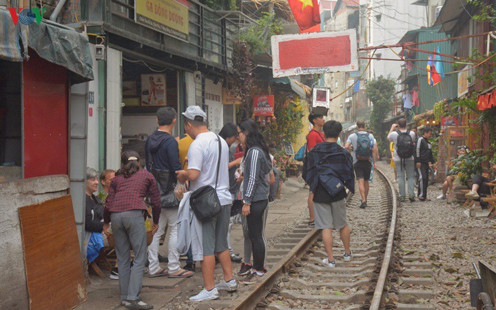 Dừng chụp ảnh, cà phê đường tàu: Nhiều người tiếc nuối Dừng chụp ảnh, cà phê đường tàu: Nhiều người tiếc nuối