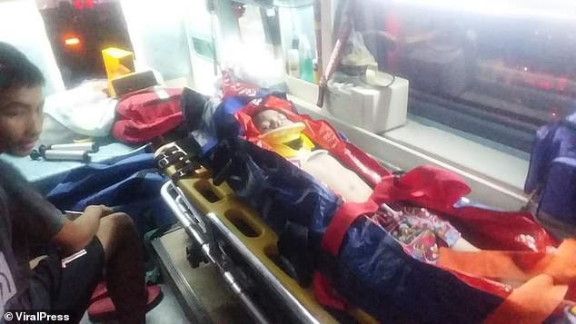 Ở nhà 1 mình, bé trai 4 tuổi trèo qua lan can ban công nhà ngã xuống đất từ tầng 10 tạo nên cảnh tượng thót tim - 1 Ở nhà 1 mình, bé trai 4 tuổi trèo qua lan can ban công nhà ngã xuống đất từ tầng 10 tạo nên cảnh tượng thót tim - 1