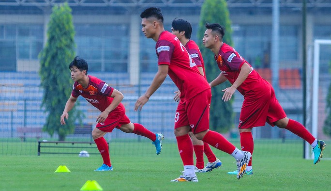 Cận cảnh buổi tập nghiêm túc song thoải mái của đội tuyển bóng đá Việt Nam - 1 Cận cảnh buổi tập nghiêm túc song thoải mái của đội tuyển bóng đá Việt Nam - 1