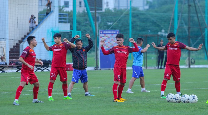 Cận cảnh buổi tập nghiêm túc song thoải mái của đội tuyển bóng đá Việt Nam - 6 Cận cảnh buổi tập nghiêm túc song thoải mái của đội tuyển bóng đá Việt Nam - 6