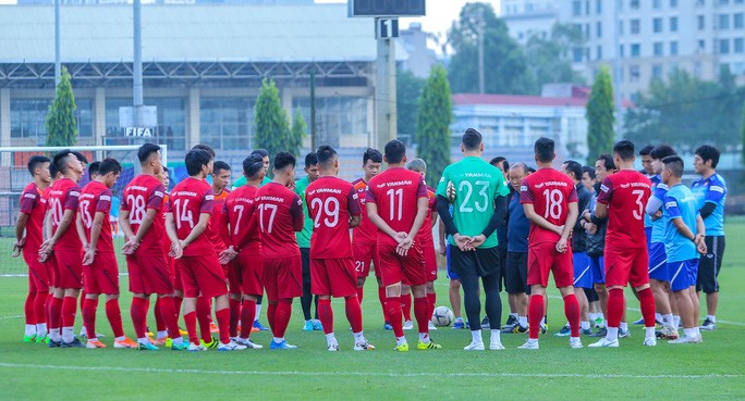 Cận cảnh buổi tập nghiêm túc song thoải mái của đội tuyển bóng đá Việt Nam - 11 Cận cảnh buổi tập nghiêm túc song thoải mái của đội tuyển bóng đá Việt Nam - 11