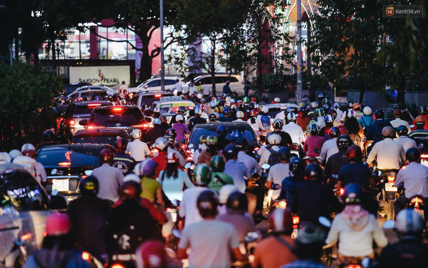 TP.HCM: Nút giao thông huyết mạch bị đóng để phục vụ nâng đường chống ngập, nhiều em nhỏ ngủ gật vì kẹt xe hàng giờ TP.HCM: Nút giao thông huyết mạch bị đóng để phục vụ nâng đường chống ngập, nhiều em nhỏ ngủ gật vì kẹt xe hàng giờ