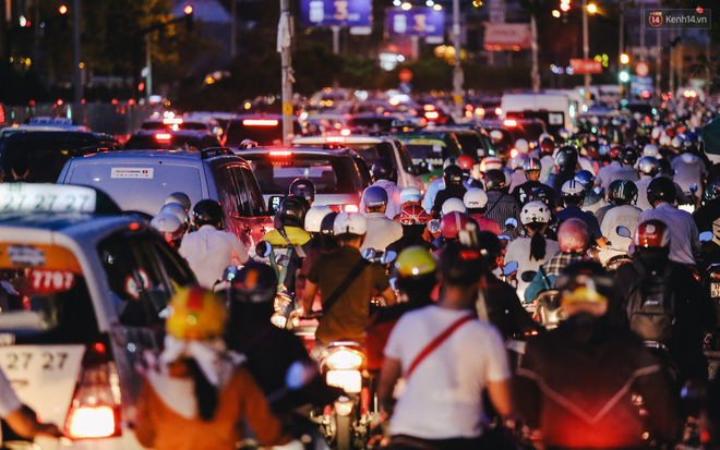 TP.HCM: Nút giao thông huyết mạch bị đóng để phục vụ nâng đường chống ngập, nhiều em nhỏ ngủ gật vì kẹt xe hàng giờ - 3 TP.HCM: Nút giao thông huyết mạch bị đóng để phục vụ nâng đường chống ngập, nhiều em nhỏ ngủ gật vì kẹt xe hàng giờ - 3