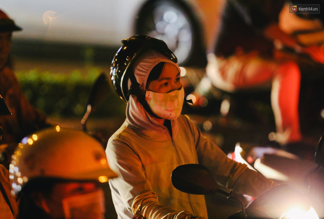 TP.HCM: Nút giao thông huyết mạch bị đóng để phục vụ nâng đường chống ngập, nhiều em nhỏ ngủ gật vì kẹt xe hàng giờ - 15 TP.HCM: Nút giao thông huyết mạch bị đóng để phục vụ nâng đường chống ngập, nhiều em nhỏ ngủ gật vì kẹt xe hàng giờ - 15