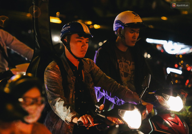 TP.HCM: Nút giao thông huyết mạch bị đóng để phục vụ nâng đường chống ngập, nhiều em nhỏ ngủ gật vì kẹt xe hàng giờ - 14 TP.HCM: Nút giao thông huyết mạch bị đóng để phục vụ nâng đường chống ngập, nhiều em nhỏ ngủ gật vì kẹt xe hàng giờ - 14